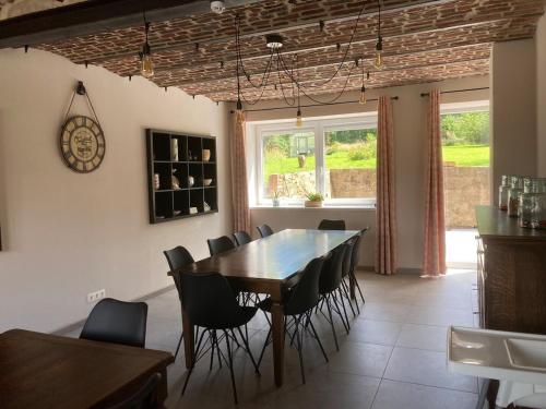 a dining room with a table and chairs at Gite Al'Pampa in Fosses-La-Ville