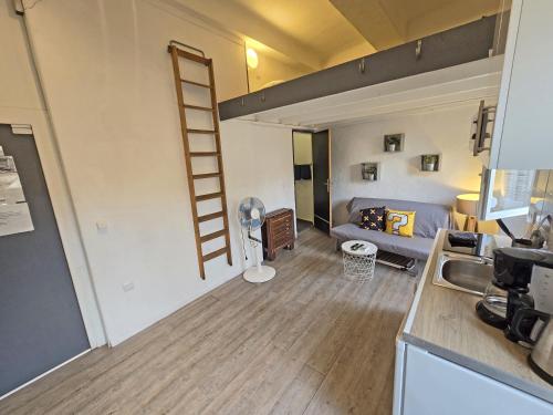 une cuisine et un salon avec un lit mezzanine dans l'établissement GregBnb - Studio Mezzanine - Cour exterieure - Parking Inclus - Clim, à Toulon