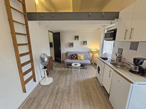 Il comprend une petite cuisine et un salon avec un lit en mezzanine. dans l'établissement GregBnb - Studio Mezzanine - Cour exterieure - Parking Inclus - Clim, à Toulon