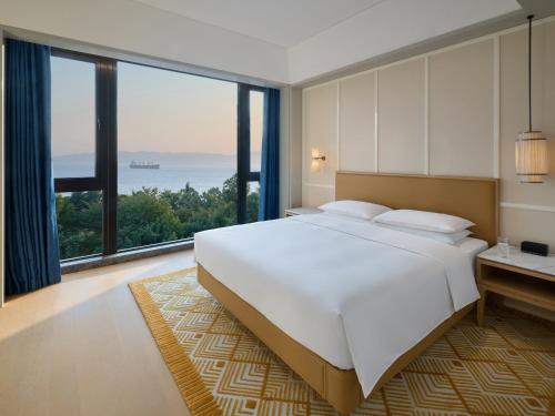 Ένα ή περισσότερα κρεβάτια σε δωμάτιο στο Hyatt Centric Ocean Front Xiamen