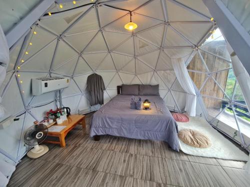 Postel nebo postele na pokoji v ubytování สวนส้มลุงเก๊าโฮมสเตย์แม่แตง