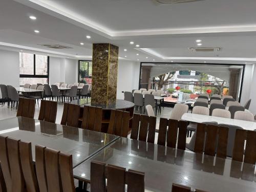 a conference room with a long table and chairs at Bảo Ngọc Diamond Hotel 2 in Cao Bằng