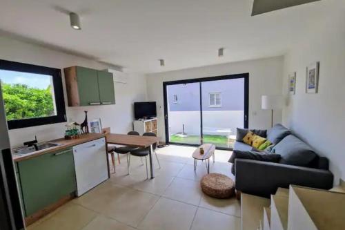 une cuisine et un salon avec un canapé et une table dans l'établissement House 3 rooms with terrace, à Sainte-Marie-la-Mer