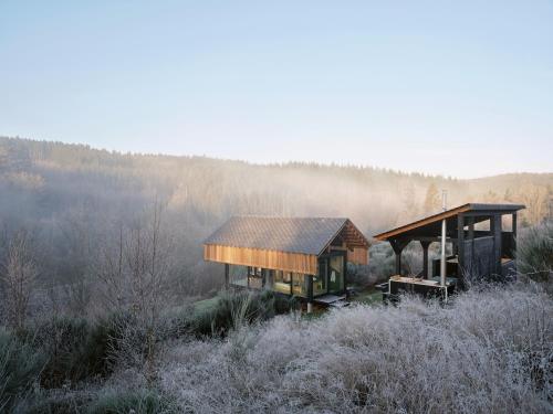 a building in the middle of a field at Hutstuf - The Weasel & hottub in Bertogne