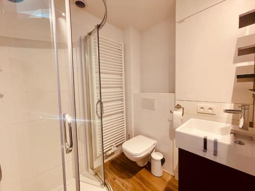 ein Badezimmer mit Toilette, Dusche und Waschbecken in der Unterkunft Lamsoor 9A* in Nieuwvliet