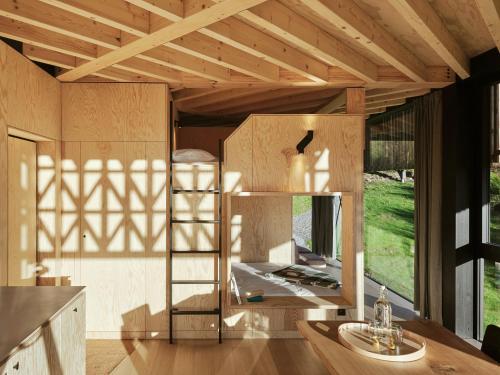 a room with a kitchen with a wooden ceiling at Hutstuf - The Weasel & hottub in Bertogne