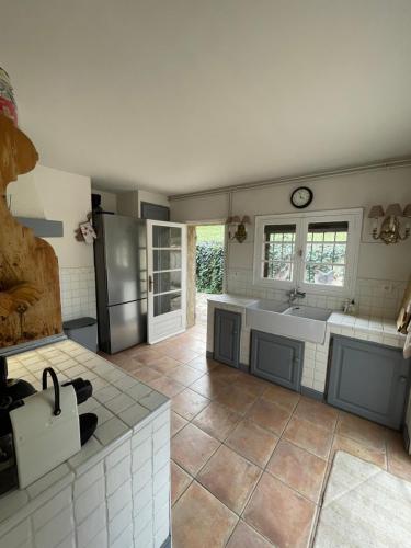 Il comprend une grande cuisine équipée d'un évier et d'un réfrigérateur. dans l'établissement Maison Le Galino- Golfe de Saint Tropez, à La Môle