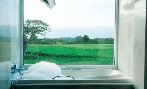 a bathroom sink with a window with a view of a field at บ้านผ่อดอยกอยดาวพรีเมี่ยม in Ban Sop Nong