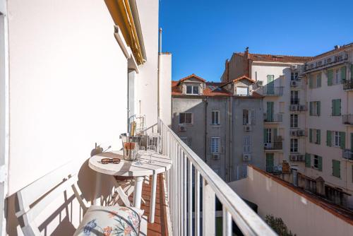 Rue Hoche by Halldis