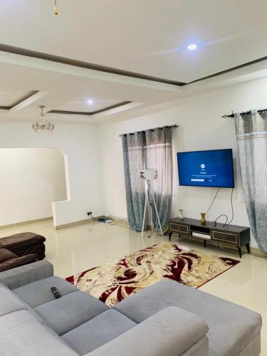 Телевизор и/или развлекательный центр в Jobz Luxury Rental - White Villa