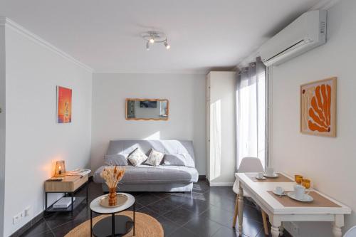 un salon avec un canapé et une table dans l'établissement Rue Hoche by Halldis, à Cannes