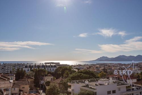 - une vue sur la ville de bergamote et l'océan dans l'établissement ROOF TERRACE OF 123m2 sea view double garage air conditioning, à Cannes