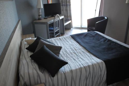 Ένα ή περισσότερα κρεβάτια σε δωμάτιο στο Logis Hotel Solhotel
