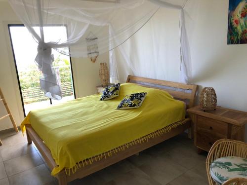 Un ou plusieurs lits dans un hébergement de l'établissement Villa Kazami avec piscine et vue mer