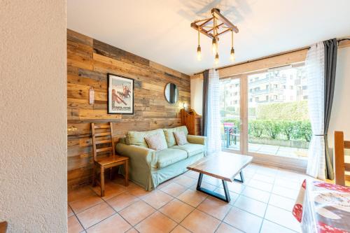 un salon avec un canapé et une table dans l'établissement Le Regency - à 5 min à pied des pistes, à Saint-Gervais-les-Bains