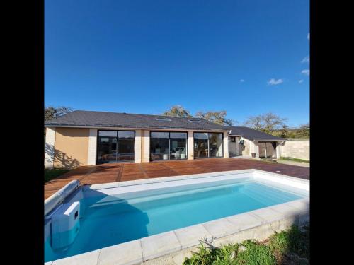 une piscine devant une maison dans l'établissement Ô Plaisir des Sens - au cœur du vignoble champenois, à Trelou Sur Marne