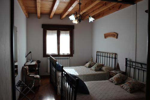 una camera da letto con due letti e una finestra di La Chimenea de Soria I y I I a Espeja de San Marcelino