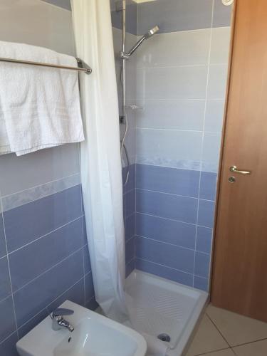 ein Badezimmer mit Dusche, Toilette und Waschbecken in der Unterkunft Iriss in Taormina