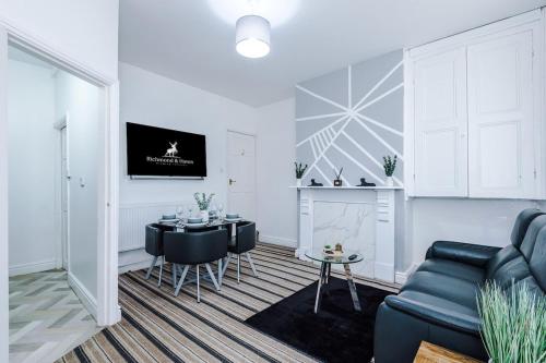 Gallery image of Modern & Spacious 2 bed house - Free Parking in Bradford