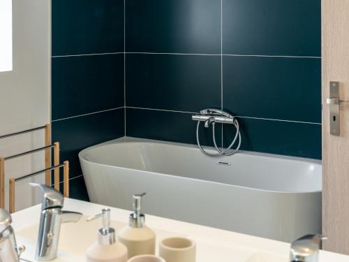 une salle de bain avec une baignoire et un lavabo dans l'établissement Jolie maison familiale - 2km port et plages - CX, à Antibes