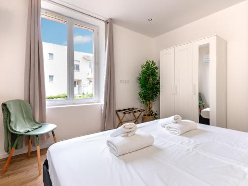 une chambre blanche avec un lit blanc et une fenêtre dans l'établissement Jolie maison familiale - 2km port et plages - CX, à Antibes