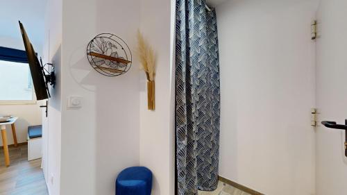 un couloir avec un panier de basket sur un mur dans l'établissement expat renting - Le Chic - Netflix - Proche gare, à Toulouse