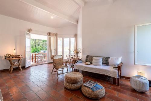 un salon avec un canapé et une table dans l'établissement Le Maquis, Véritable havre de paix sur les hauteurs d'Ajaccio, à Alata