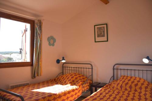deux lits côte à côte dans une chambre dans l'établissement Maison 3 pièces - Gruissan Ayguades AY060-234, à Vires