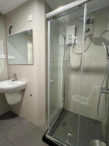 Un baño de Cinnamon Holiday Home Near Airport