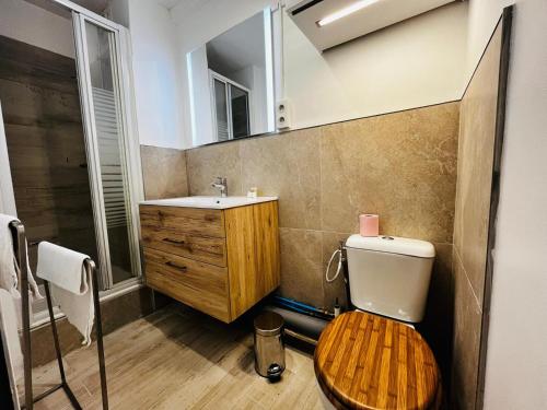 La salle de bains est pourvue de toilettes en bois et d'un lavabo. dans l'établissement Rivage de March Land - Parking Gratuit, à La Grande Motte