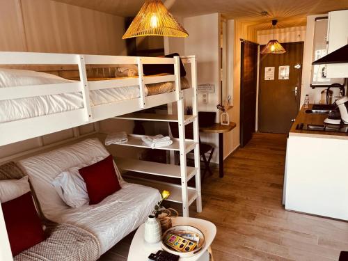 un salon avec un lit superposé et un canapé dans l'établissement Rivage de March Land - Parking Gratuit, à La Grande Motte