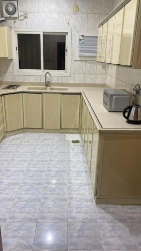 an empty kitchen with a sink and a counter at أجنحة السلام للشقق المفروشة in Al Madinah