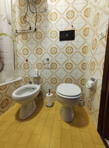 Bilik mandi di Tennis & Swim Apartment