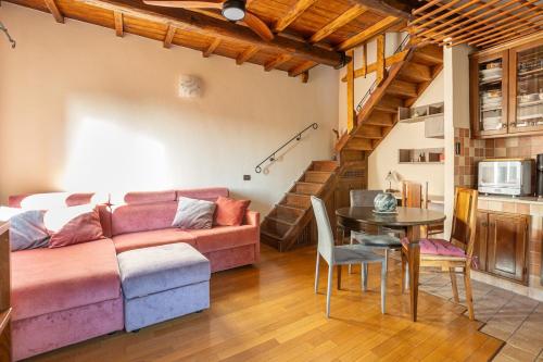 a living room with a couch and a table at Accogliente Casa Antica, nelle vicinanze di Roma in Frascati