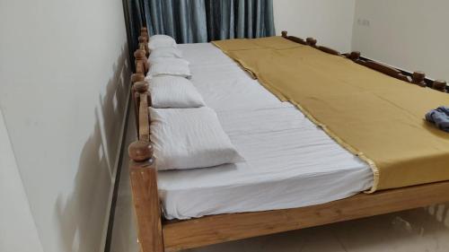 Postel nebo postele na pokoji v ubytování Nandan Elite