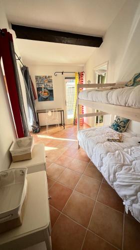 Cette chambre dispose de deux lits superposés et de carrelage. dans l'établissement La maison aux volets bleus, à Draguignan