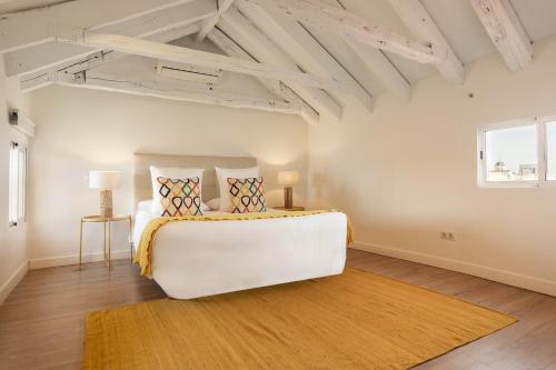 A bed or beds in a room at Apartamento Plaza Mayor Attic en Madrid