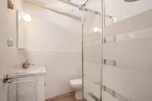 A bathroom at Apartamento Plaza Mayor Attic en Madrid