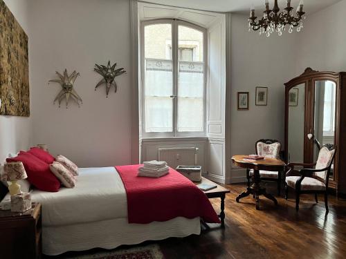 une chambre avec un lit, une table et une fenêtre dans l'établissement Châtel Rose - Historical Centre with Garden, à Blois