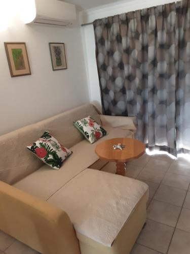 a living room with a couch and a table at Apartma Igor s parkiriščem in Medulin