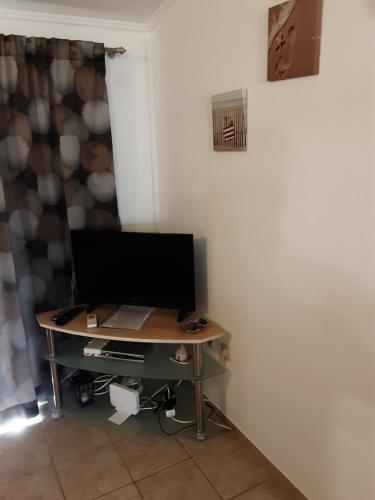 a desk with a television on it in a room at Apartma Igor s parkiriščem in Medulin
