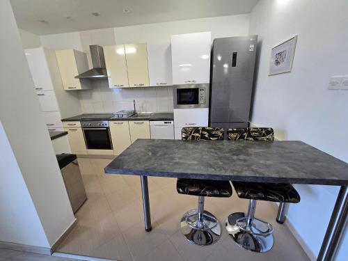 Kuchyň nebo kuchyňský kout v ubytování Apartmani Magaš
