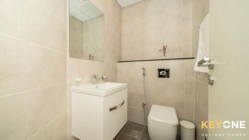 Ένα μπάνιο στο Carson Elegant Living in One Bedroom