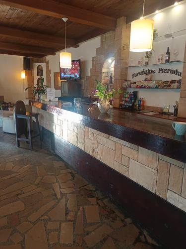 un bar in un ristorante con un muro di pietra di Zajazd Pod Kominkiem - Brzoza koło Torunia a Toruń