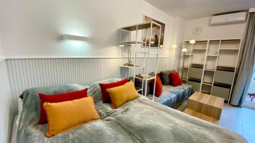 un salon avec deux canapés bleus avec des coussins rouges et jaunes dans l'établissement Mar Benalmadena II - Jupiter, à Benalmádena