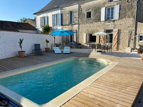 Πισίνα στο ή κοντά στο Stunning Maison du Maitre near Cognac private pool