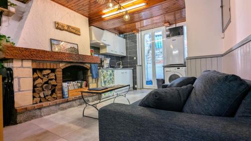 un salon avec un canapé et une cheminée dans l'établissement Lou Refugi : Refuge de randonneurs 5* !, à Belvédère