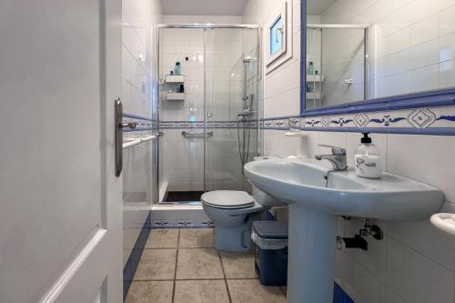 ein Badezimmer mit Waschbecken, Toilette und Dusche in der Unterkunft R2310 - La Cabuzana Vera Almería in Vera