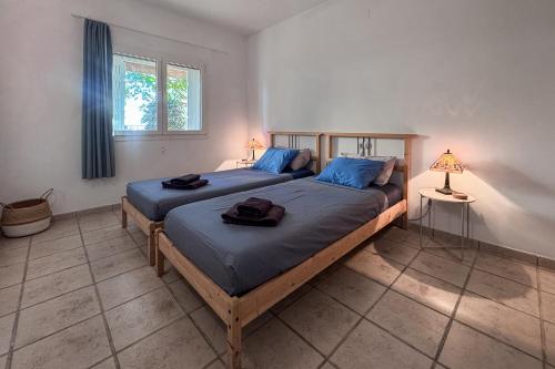 ein Schlafzimmer mit einem großen Bett mit blauer Bettwäsche in der Unterkunft R2310 - La Cabuzana Vera Almería in Vera