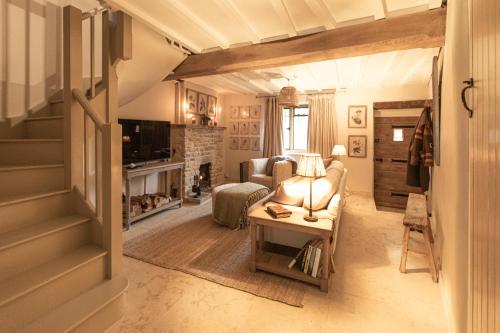 ein Wohnzimmer mit Sofa und Tisch in der Unterkunft Medius Cottage in the Cotswolds in Stretton on Fosse